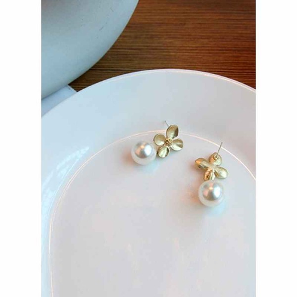 Clover and Pearl Drop Earrings